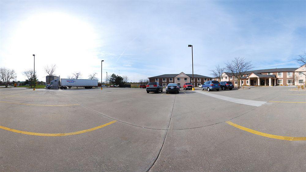 Super 8 By Wyndham Clive Ia Motel Exterior photo