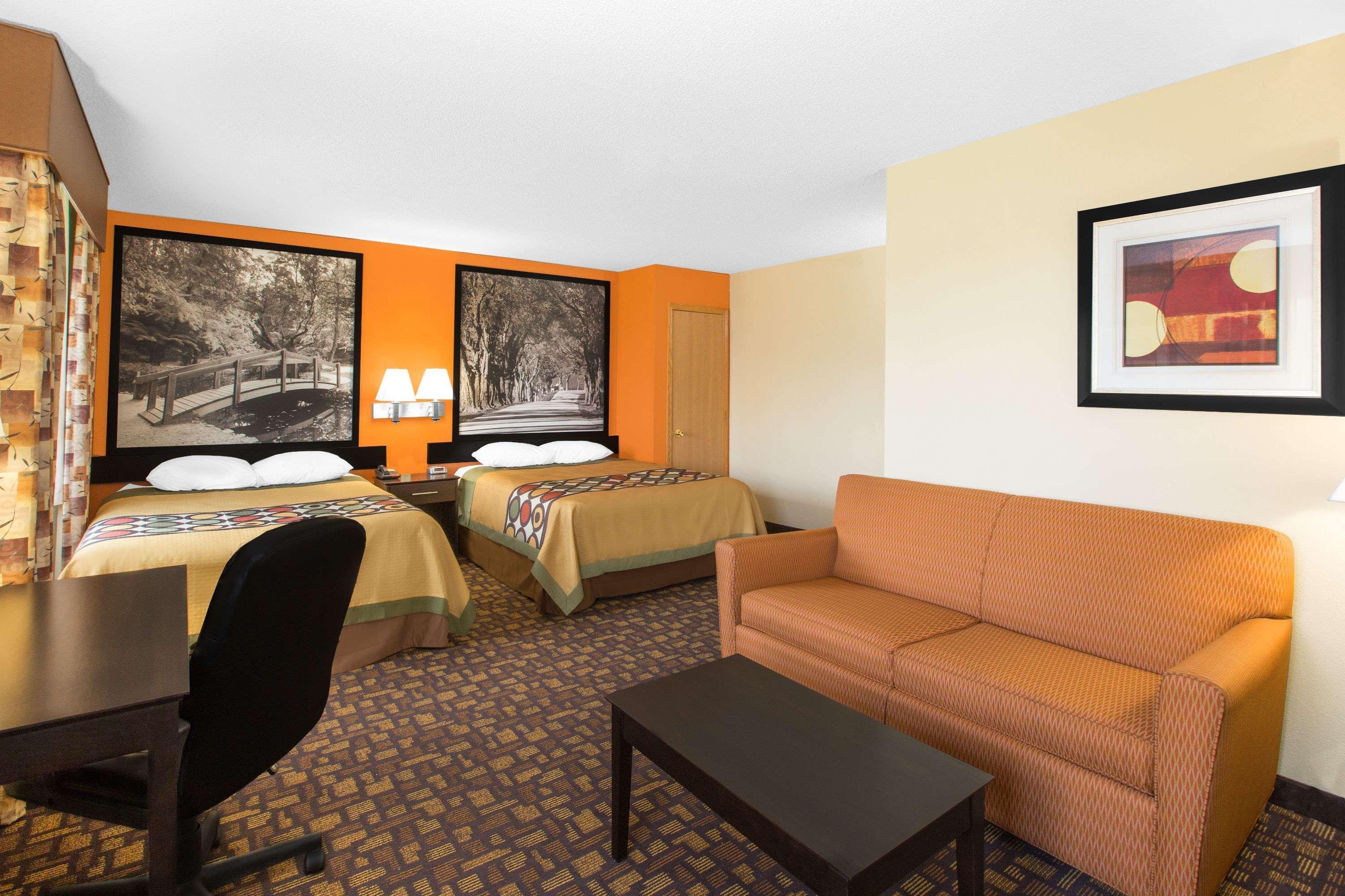 Super 8 By Wyndham Clive Ia Motel Exterior photo