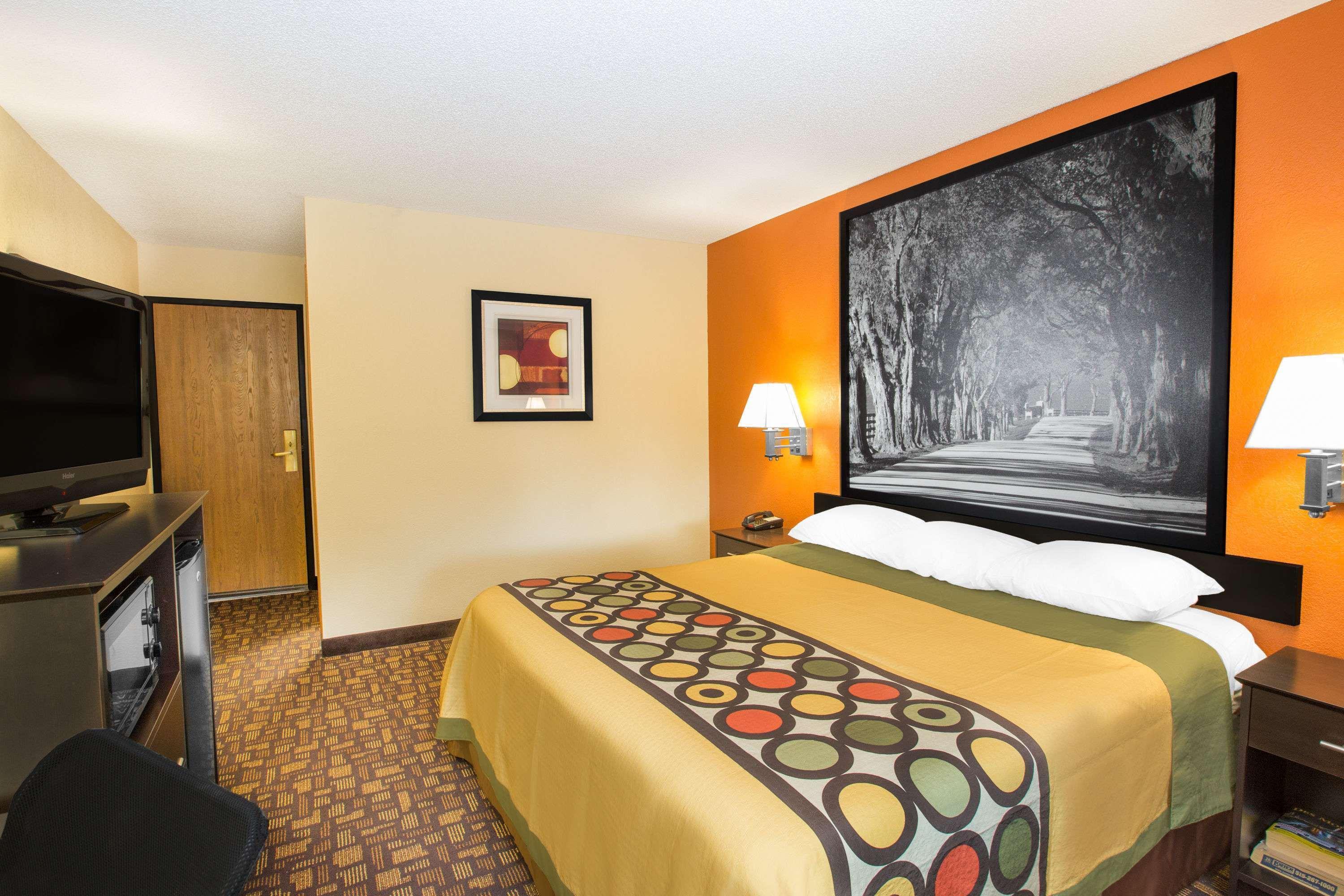 Super 8 By Wyndham Clive Ia Motel Exterior photo